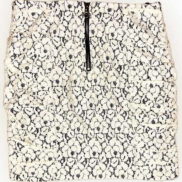 Heart & Soul Lace, Ruched Sides Skirt! (9/10)
Gold Zipper Closure on back! - Picture 13 of 15